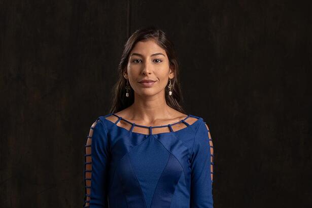 Juliana Xavier de vestido azul, como Maaca em Reis