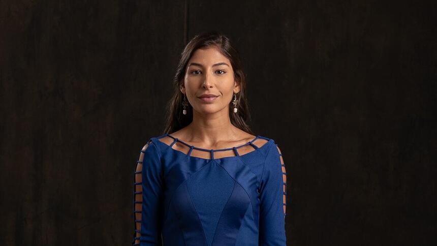 Juliana Xavier de vestido azul, como Maaca em Reis