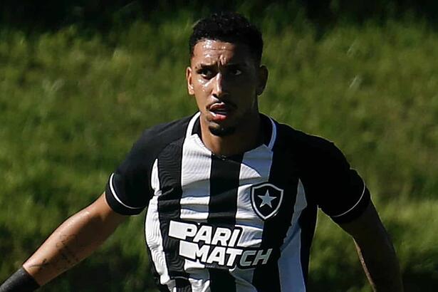 Kauê Rodrigues em campo com a camisa do Botafogo