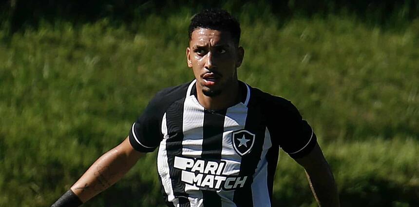 Kauê Rodrigues em campo com a camisa do Botafogo