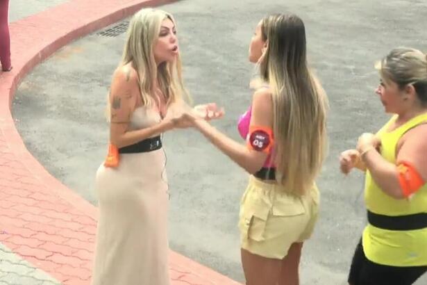 Liziane Gutierrez e Anahí Rodrighero em uma discussão na Vila de A Grande Conquista