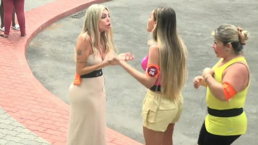 Liziane Gutierrez e Anahí Rodrighero em uma discussão na Vila de A Grande Conquista