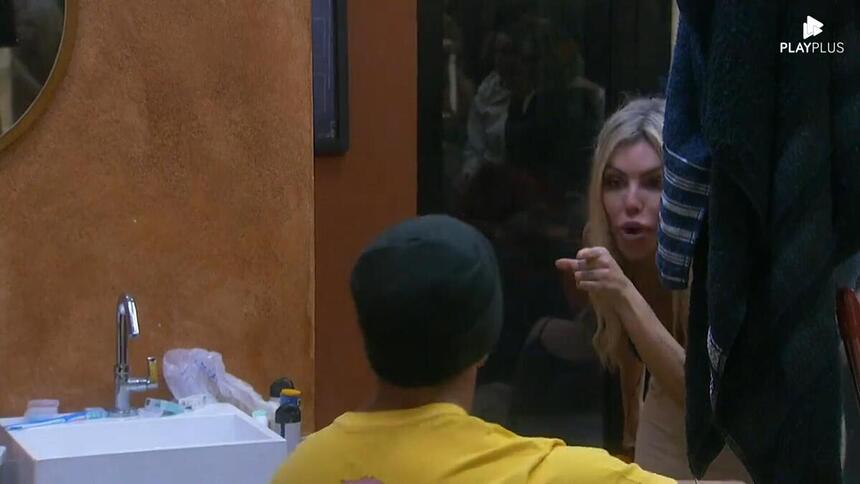 Liziane Gutierrez colocando o dedo na cara de Fellipe Villas em A Grande Conquista