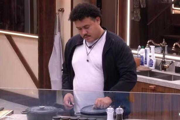 Lucas em conversa sozinho na cozinha do BBB 24