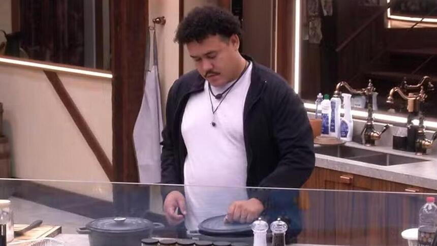 Lucas em conversa sozinho na cozinha do BBB 24