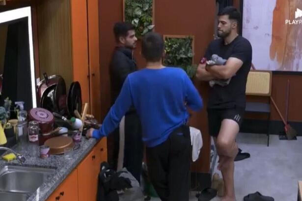 Lucas de Albú e Kaio em conversa na cozinha da Casa Laranja em A Grande Conquista