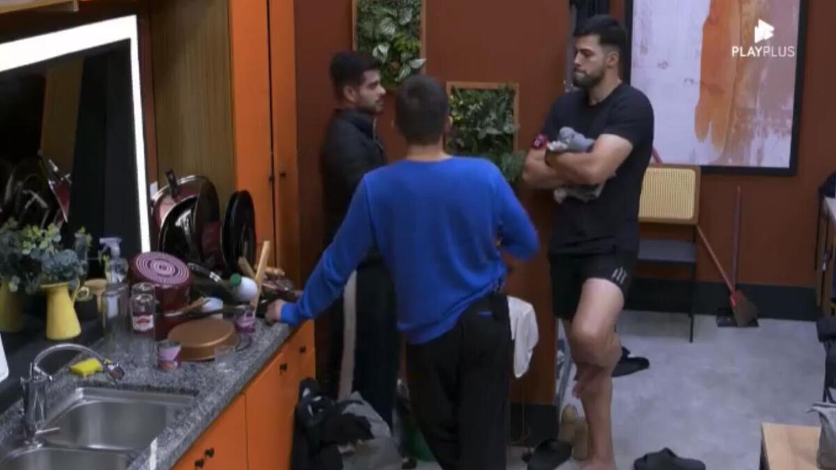 Lucas de Albú e Kaio em conversa na cozinha da Casa Laranja em A Grande Conquista