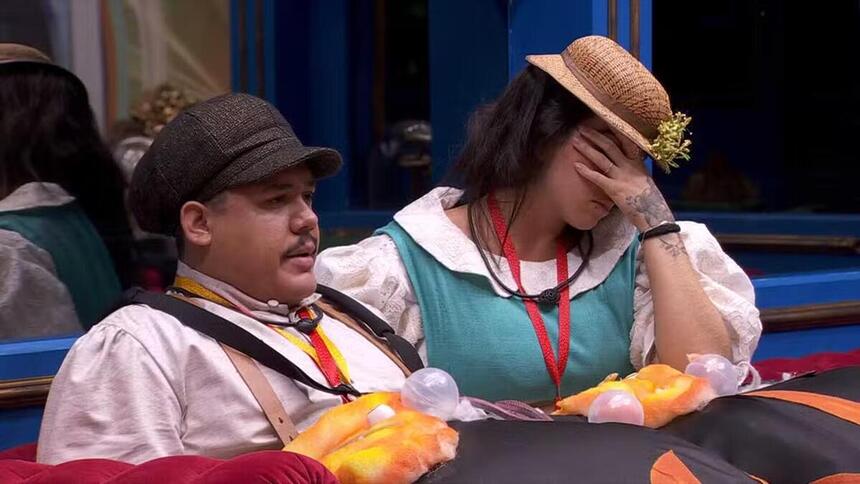 Lucas e Giovanna vestidos com a roupa do Castigo do Monstro no BBB 24