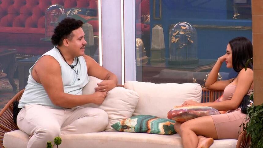 Lucas e Isabelle em conversa na área externa do BBB 24