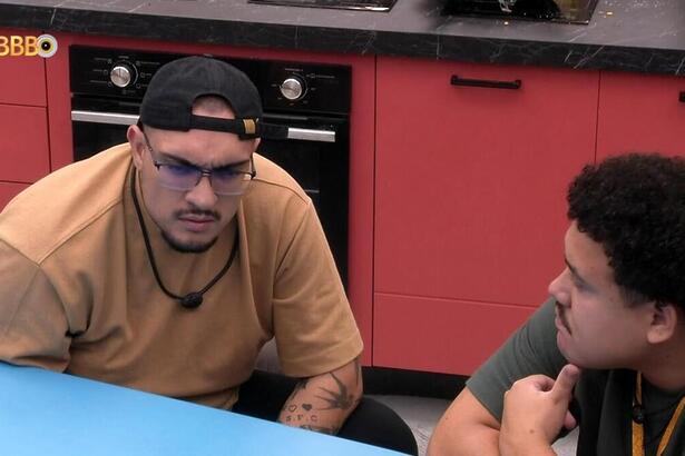 MC Bin Laden e Lucas em conversa na cozinha do BBB 24