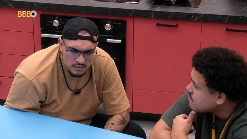 MC Bin Laden e Lucas em conversa na cozinha do BBB 24