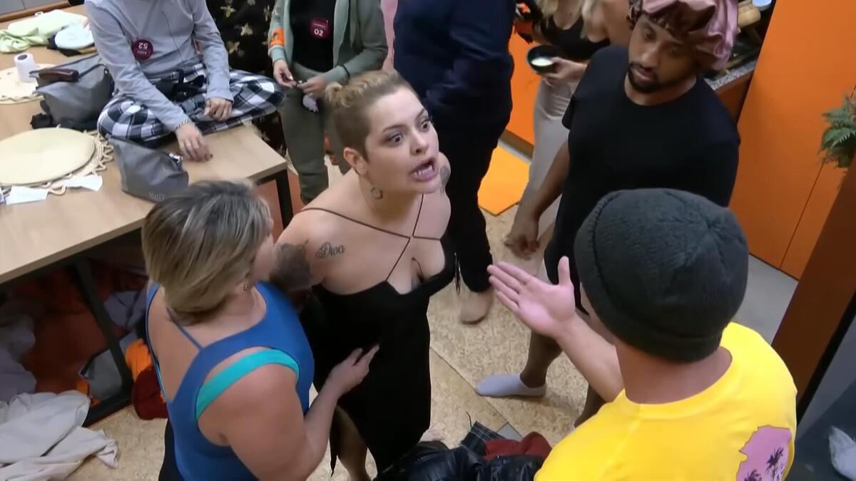 MC Mari e Fellipe Villas em discussão acalorada na cozinha da Casa Laranja do A Grande Conquista