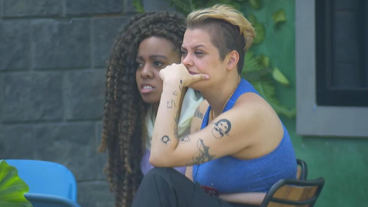MC Maria em conversa na área externa de A Grande Conquista 2