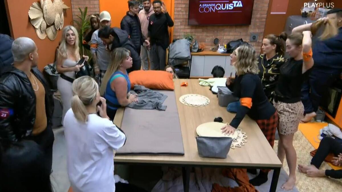 Márcia Barroz e Baronesa discutindo na cozinha da Casa Laranja no A Grande Conquista