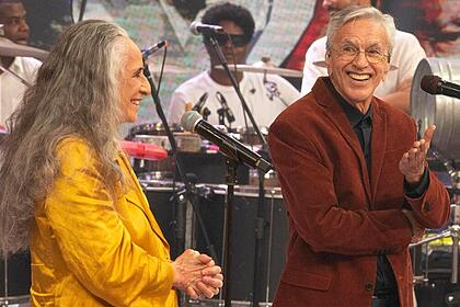 Maria Bethânia e Caetano Veloso no palco do Caldeirão