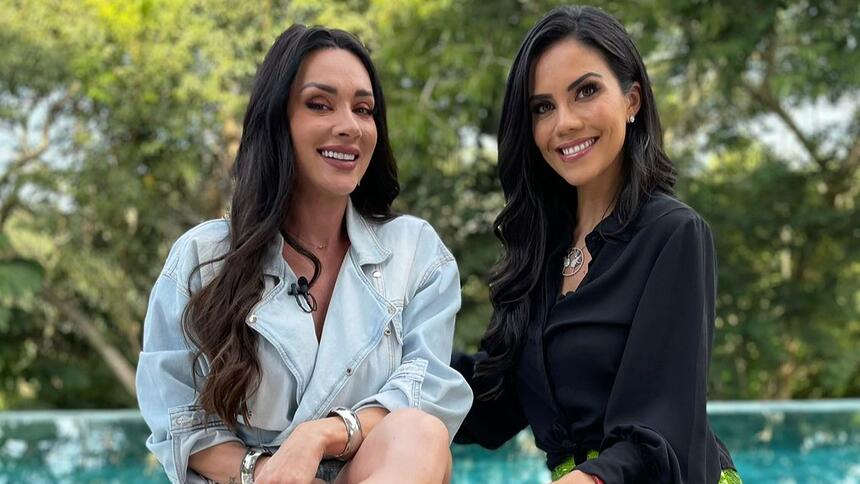 Juju Salimeni e Daniela Albuquerque sentadas em um jardim durante entrevista ao Sensacional da RedeTV!