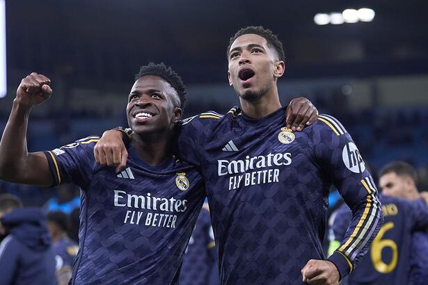 Vini Jr e Bellingham em foto posada com a camisa do Real Madrid