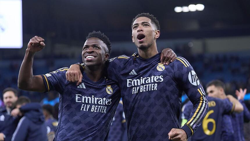 Vini Jr e Bellingham em foto posada com a camisa do Real Madrid