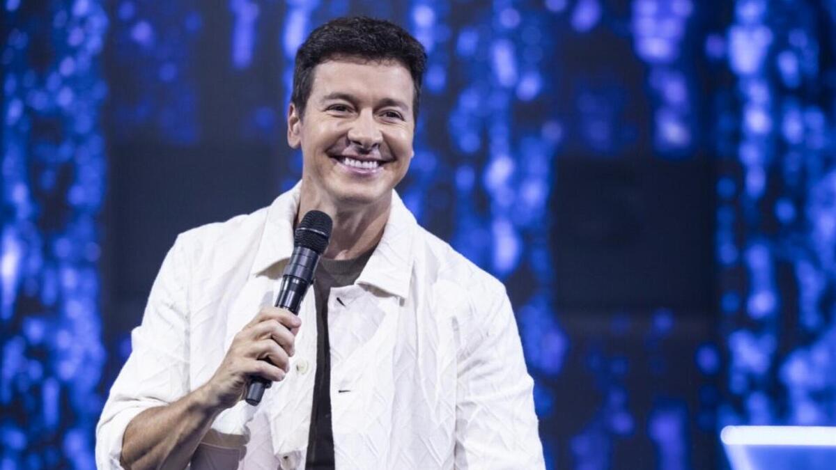 Rodrigo Faro no palco do Canta Comigo 6