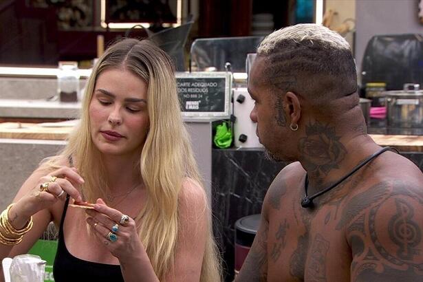 Rodriguinho e Yasmin Brunet em conversa na cozinha do BBB 24