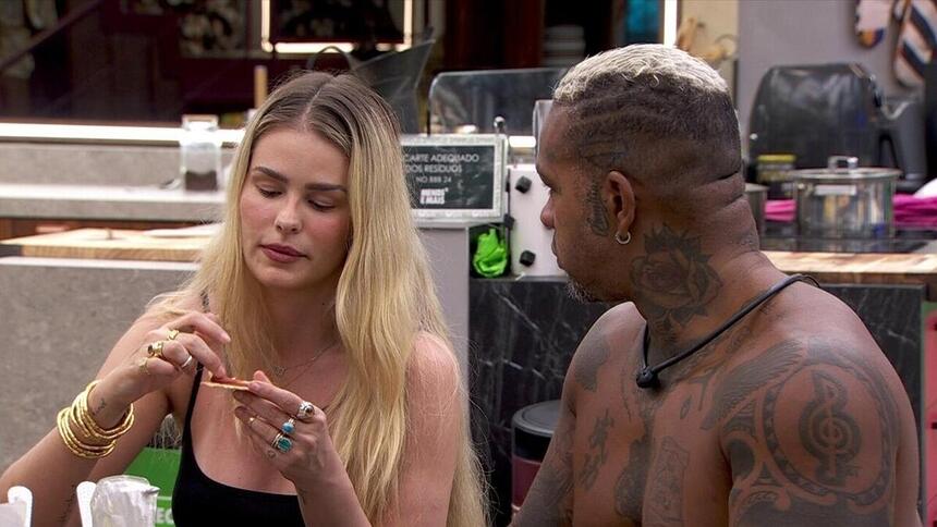 Rodriguinho e Yasmin Brunet em conversa na cozinha do BBB 24