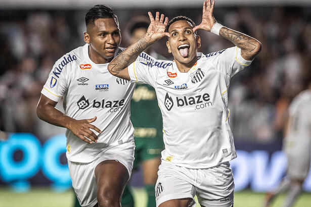 Morellos e Otero comemorando gol do Santos contra o Palmeiras.