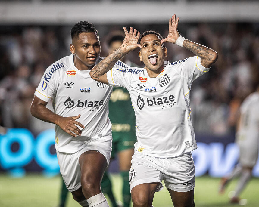 Morellos e Otero comemorando gol do Santos contra o Palmeiras.