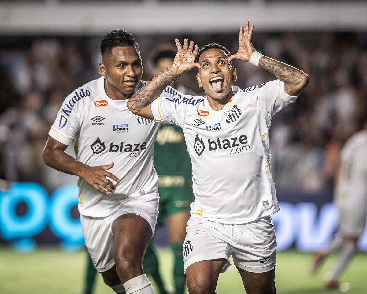 Morellos e Otero comemorando gol do Santos contra o Palmeiras.