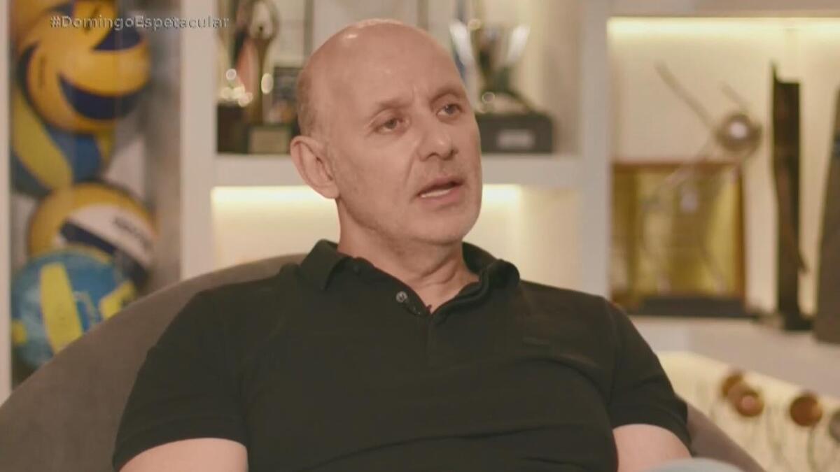 Tande, de blusa polo preta, em trecho da entrevista ao Domingo Espetacular
