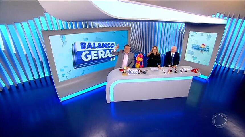 Reinaldo Gottino, Keila Jimenez e Renato Lombardi alegres enquanto apresentam o A Hora da Venenosa