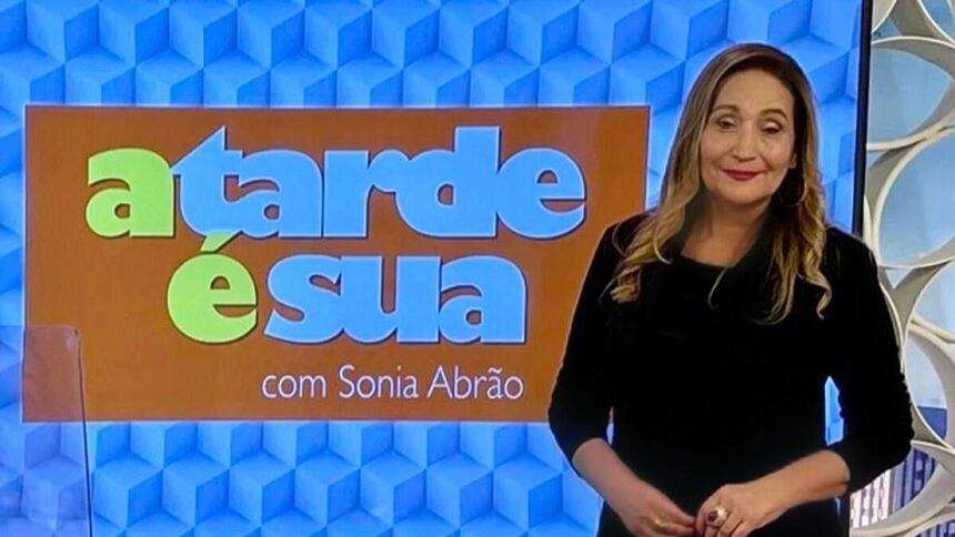 Sonia Abrão em frente ao telão com o logo do A Tarde é Sua