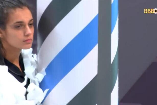 Alane com semblante cansado na estrutura da Prova do Finalista do BBB 24