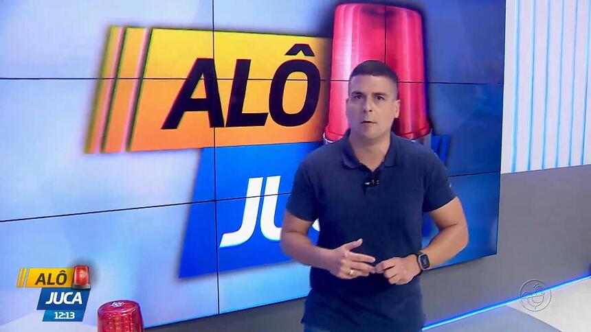 Marcelo Castro em frente ao telão do Alô Juca, novo programa da afiliada do SBT na Bahia