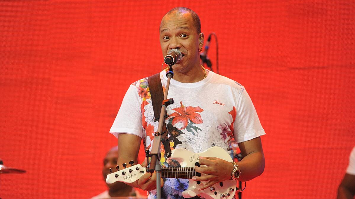 Anderson Leonardo, do Grupo Molejo, tocando cavaquinho