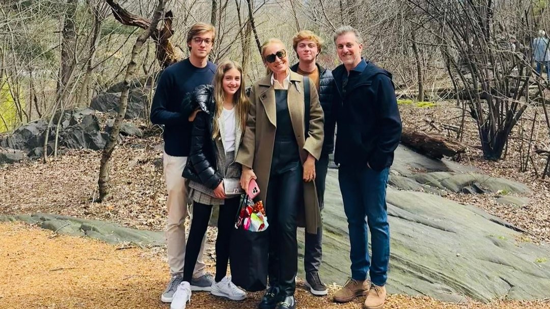 Angélica com os filhos e Luciano Huck em viagem de família