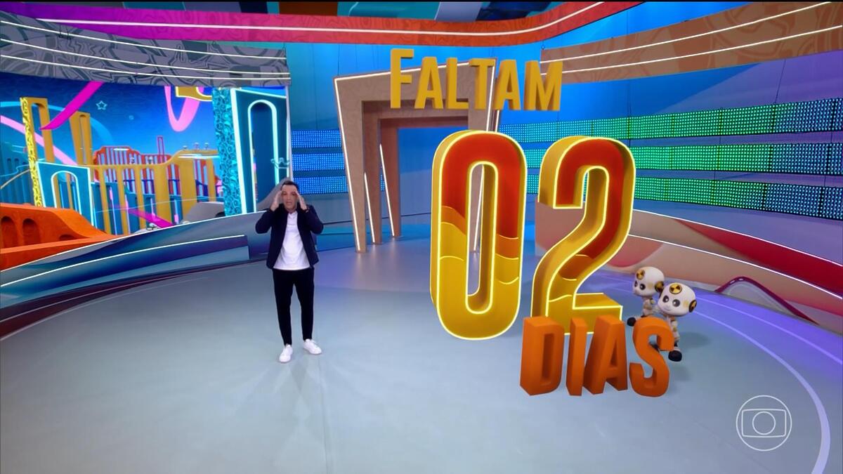 Tadeu Schmidt ao lado da arte que aponta que faltam dois dias para a final do BBB 24