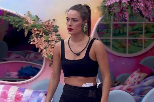 Beatriz andando no quarto fadas após a formação do 16º Paredão do BBB 24