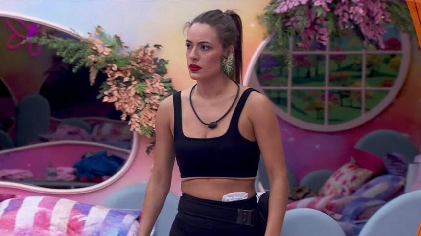 Beatriz andando no quarto fadas após a formação do 16º Paredão do BBB 24