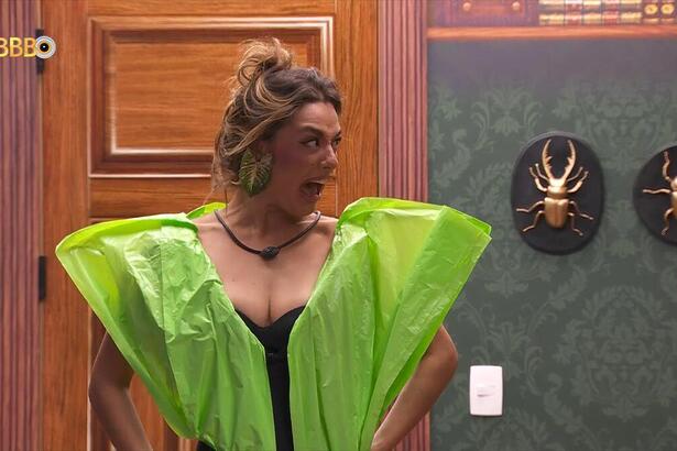 Beatriz vestida de saco de lixo se olha no espelho no BBB 24