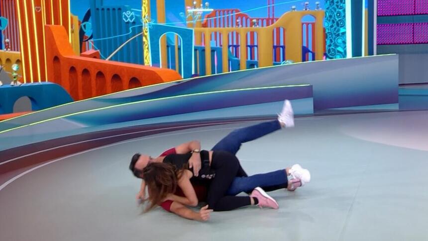 Bia derruba Tadeu Schmidt no estúdio do BBB 24
