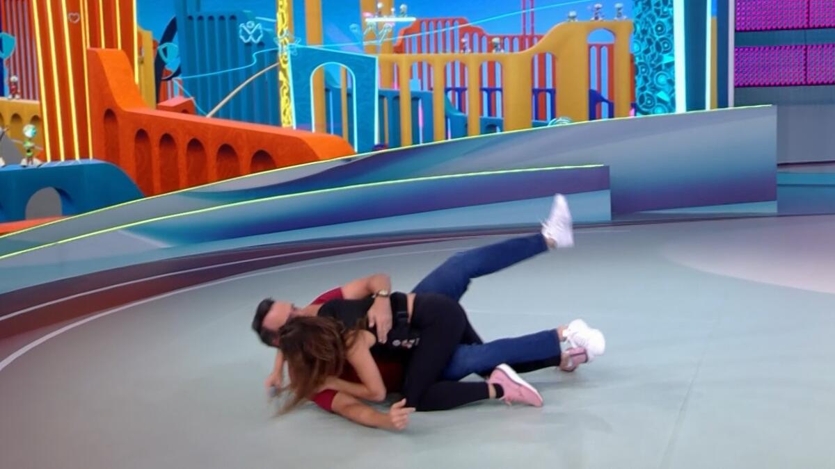 Bia derruba Tadeu Schmidt no estúdio do BBB 24