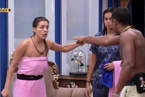 Beatriz e Davi aponta o dedo um para o outro em briga na cozinha do BBB 24 na frente de Alane