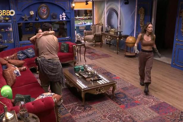 Beatriz entra na sala do BBB 24 e encontra Matteus e Isabelle