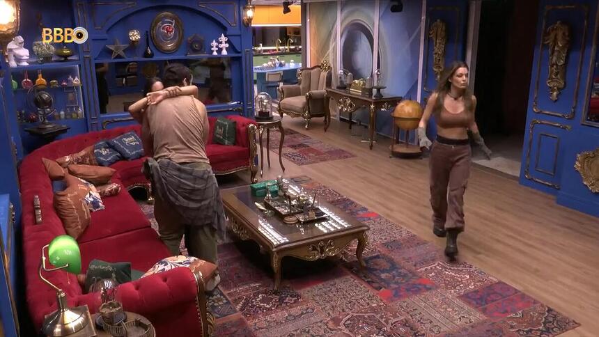 Beatriz entra na sala do BBB 24 e encontra Matteus e Isabelle