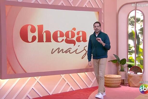 Paulo Mathias na frente do telão do programa Chega Mais