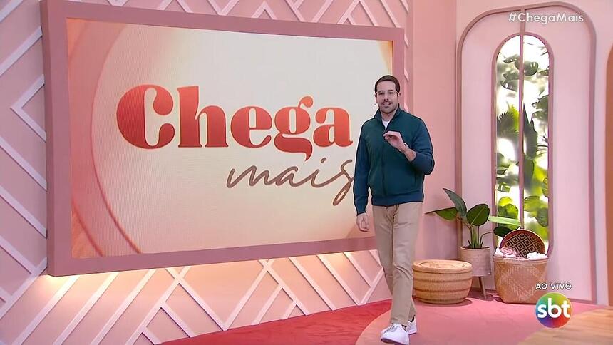 Paulo Mathias na frente do telão do programa Chega Mais