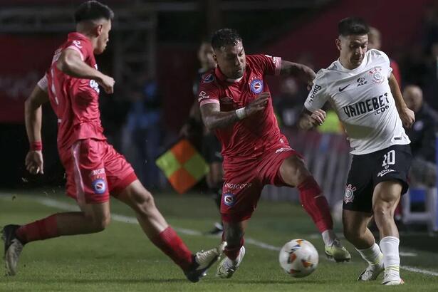 Jogadores disputam bola