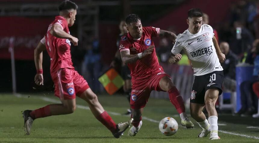 Jogadores disputam bola