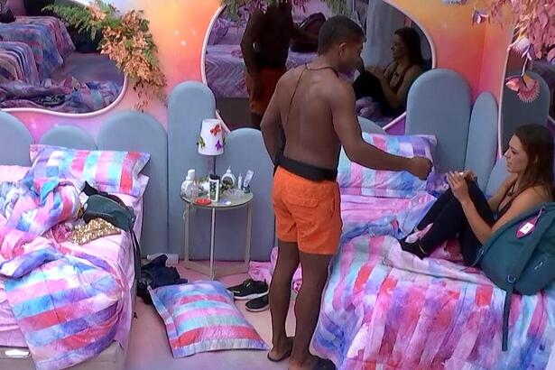 Davi estende a mão para Beatriz que recusa abraço no quarto Fadas do BBB 24