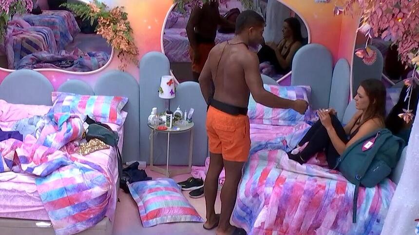 Davi estende a mão para Beatriz que recusa abraço no quarto Fadas do BBB 24